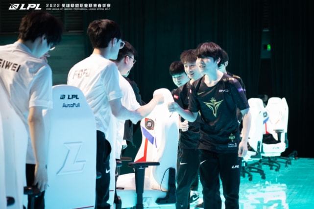 了他与队友 了他与队友